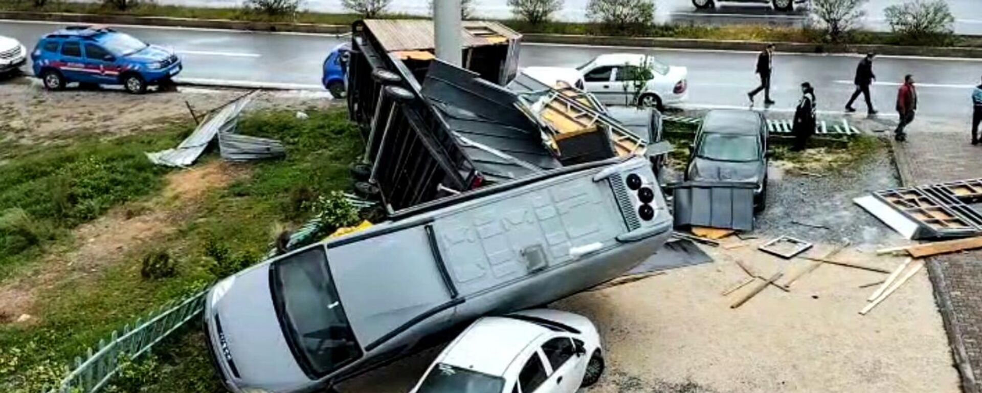 Meteoroloji günler önce uyarmıştı: Antalya'da hortum bungalovu 20 metre uçurdu, 9 araç zarar gördü - Sputnik Türkiye, 1920, 02.04.2025