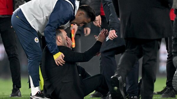 Okan Buruk, Mourinho'nun burun sıkma hareketiyle yere düştü - Sputnik Türkiye