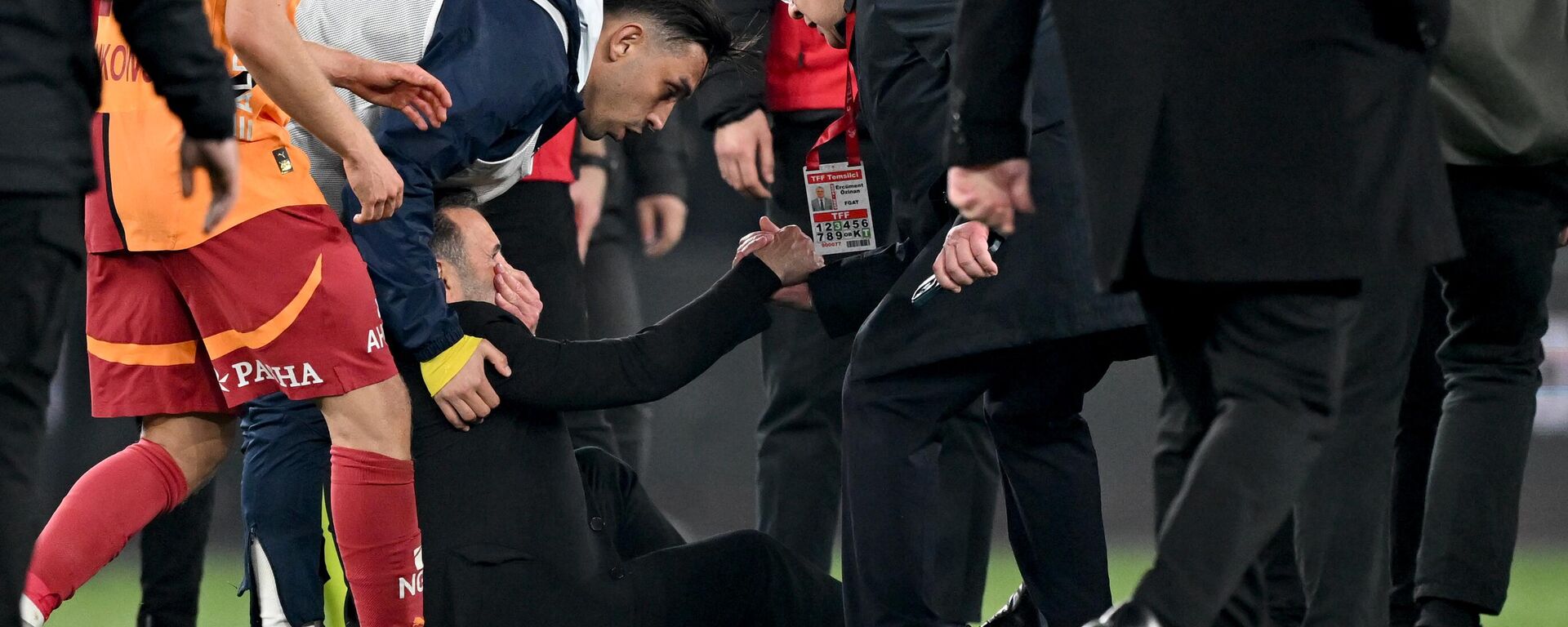 Okan Buruk, Mourinho'nun burun sıkma hareketiyle yere düştü - Sputnik Türkiye, 1920, 04.04.2025