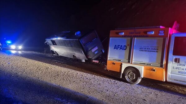 Çorum'da yol kenarındaki toprak bölgeye çarpan tur otobüsündeki 23 kişi yaralandı - Sputnik Türkiye