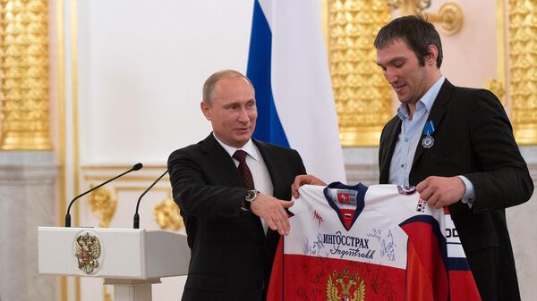 Tổng thống Nga Vladimir Putin (trái) và cầu thủ đội tuyển khúc côn cầu quốc gia Alexander Ovechkin - Sputnik Türkiye