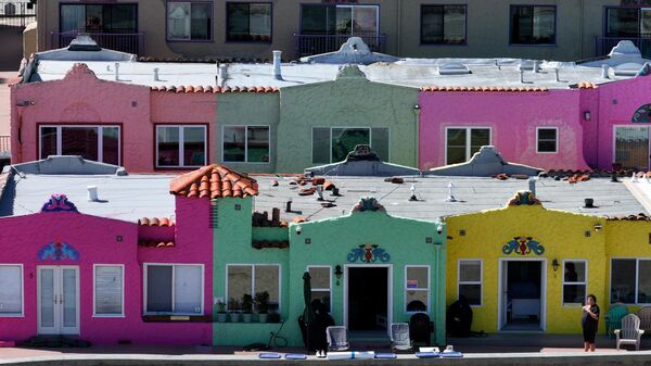Rengarenk evleriyle Capitola Plajı - Sputnik Türkiye