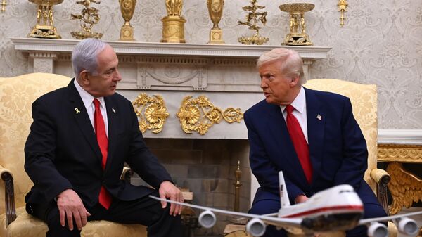 ABD Başkanı Donald Trump'ın, İsrail Başbakanı Netanyahu ile Oval Ofis'te yaptıkları görüşme - Sputnik Türkiye