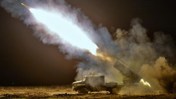 Боевой расчет тяжелой огнеметной системы Тосочка на полигоне Минобороны РФ - Sputnik Türkiye