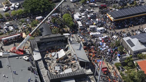 Rescue workers search for survivors at the Jet Set nightclub after its roof collapsed during a merengue concert in Santo Domingo, Dominican Republic, Tuesday, April 8, 2025.  - Sputnik Türkiye