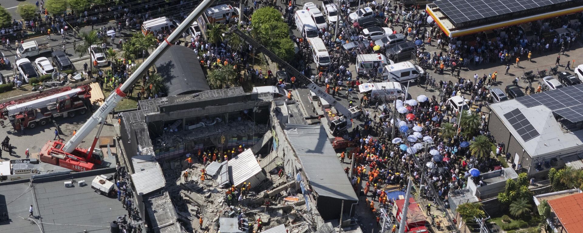 Rescue workers search for survivors at the Jet Set nightclub after its roof collapsed during a merengue concert in Santo Domingo, Dominican Republic, Tuesday, April 8, 2025.  - Sputnik Türkiye, 1920, 09.04.2025