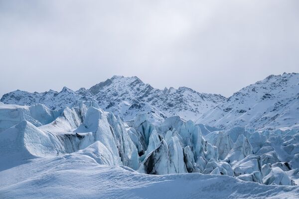Yaklaşık 40 kilometre uzunluğundaki Matanuska, Alaska’nın en bilinen ve kolay ulaşılabilen buzulları arasında yer alıyor. Yaklaşık 40 kilometre uzunluğundaki Matanuska, Alaska’nın en bilinen ve kolay ulaşılabilen buzulları arasında yer alıyor. - Sputnik Türkiye