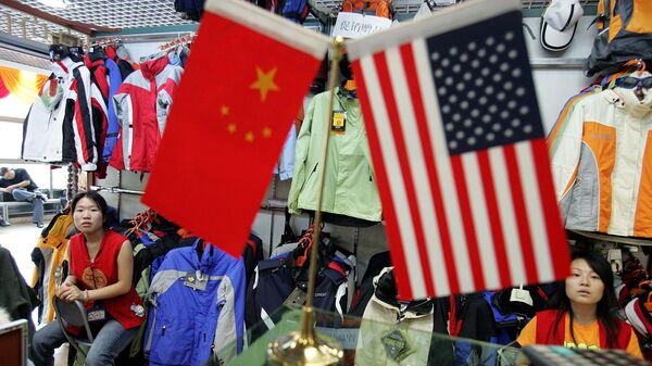 Chinese vendors at a clothing stall wait near Chinese and US flags for customers in Beijing, China, Tuesday, Sept 6, 2005.  - Sputnik Türkiye