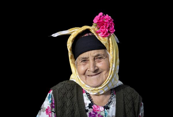 Köyün dar sokaklarında, başlarında çiçeklerle süslenmiş örtüler, ipekten parlak giysiler ve altın takılarla dolaşan kadınlar ve kız çocukları, sadece bir geleneği değil, bir yaşam biçimini sürdürüyor. Köyün dar sokaklarında, başlarında çiçeklerle süslenmiş örtüler, ipekten parlak giysiler ve altın takılarla dolaşan kadınlar ve kız çocukları, sadece bir geleneği değil, bir yaşam biçimini sürdürüyor. - Sputnik Türkiye
