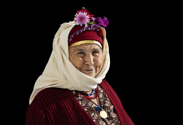Muğla'nın Milas ilçesine bağlı Çomakdağ köyünde kadınlar, günlük yaşamlarında giydikleri rengarenk kıyafetlerle yüzyıllardır süregelen bir kültürü yaşatıyor. Muğla'nın Milas ilçesine bağlı Çomakdağ köyünde kadınlar, günlük yaşamlarında giydikleri rengarenk kıyafetlerle yüzyıllardır süregelen bir kültürü yaşatıyor. - Sputnik Türkiye