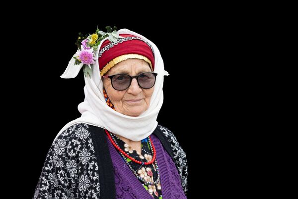 Kadınların el emeğiyle hazırladığı giysiler sadece günlük kullanımda değil, düğünlerde ve bayramlarda da sergileniyor. Kadınların el emeğiyle hazırladığı giysiler sadece günlük kullanımda değil, düğünlerde ve bayramlarda da sergileniyor. - Sputnik Türkiye