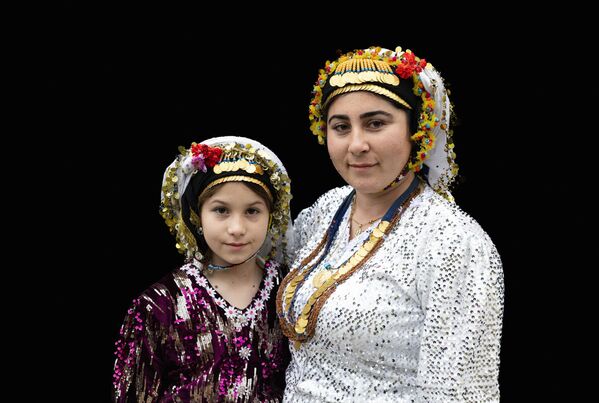 Çomakdağ'da kadınlar ile kız çocuklarının rengarenk ipekten giysileri, altın takıları ve başlarına taktıkları çiçekler, köyü ziyaret eden yerli ve yabancı turistlerin ilgisini çekiyor. Çomakdağ'da kadınlar ile kız çocuklarının rengarenk ipekten giysileri, altın takıları ve başlarına taktıkları çiçekler, köyü ziyaret eden yerli ve yabancı turistlerin ilgisini çekiyor. - Sputnik Türkiye