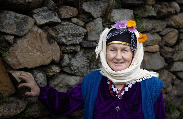 Ziyaretçiler, kadınların rengarenk dünyasına tanık olurken, bu geleneksel yaşam biçimine hayran kalıyor. Ziyaretçiler, kadınların rengarenk dünyasına tanık olurken, bu geleneksel yaşam biçimine hayran kalıyor. - Sputnik Türkiye