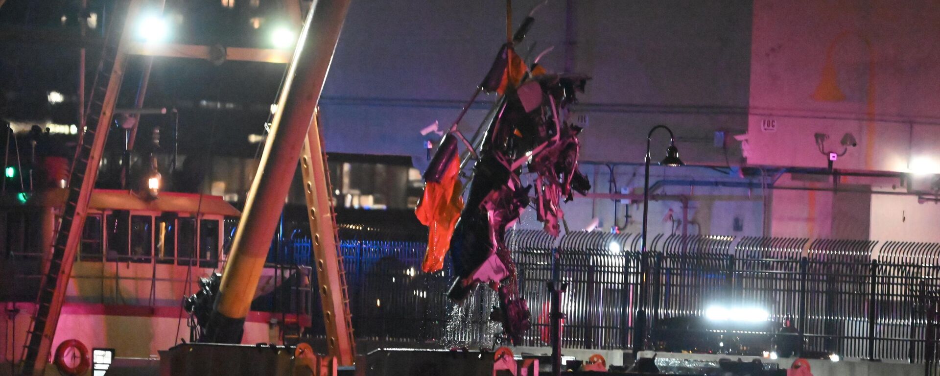 New York'ta bulunan Hudson Nehri'ne bir helikopterin düştüğü bildirildi. ABD basınında yer alan haberlerde, helikopterin yüksek ihtimalle turistik amaçlarla kullanıldığı belirtilirken, kazada 6 kişinin hayatını kaybettiği ifade edildi. Helikopterin enkazı olay yerinden kaldırıldı.  - Sputnik Türkiye, 1920, 10.04.2025