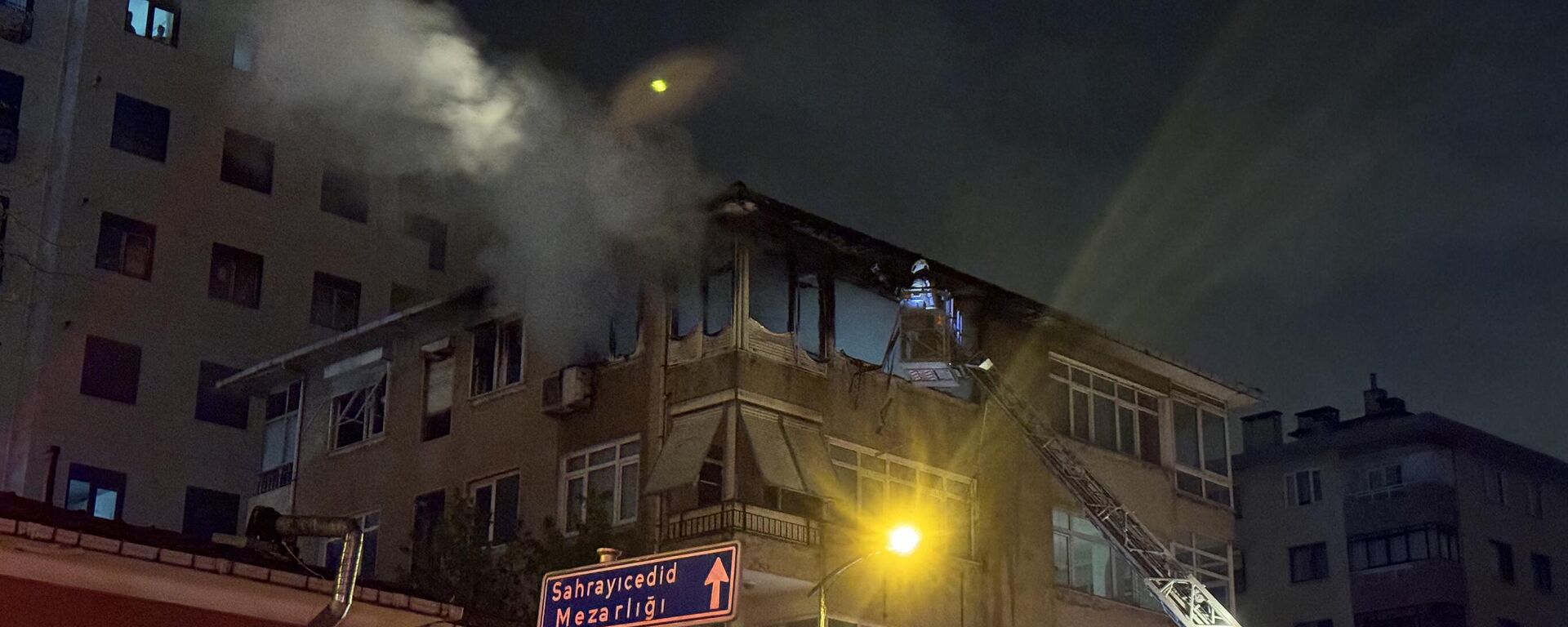 Kadıköy'de yangın: Apartmandaki 2 kişi hastaneye kaldırıldı - Sputnik Türkiye, 1920, 11.04.2025