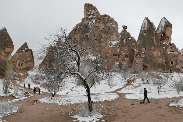 Hava koşulları nedeniyle balon turlarının ertelendiği bölgede turistler vadi yürüyüşü yaptı. Hava koşulları nedeniyle balon turlarının ertelendiği bölgede turistler vadi yürüyüşü yaptı. - Sputnik Türkiye