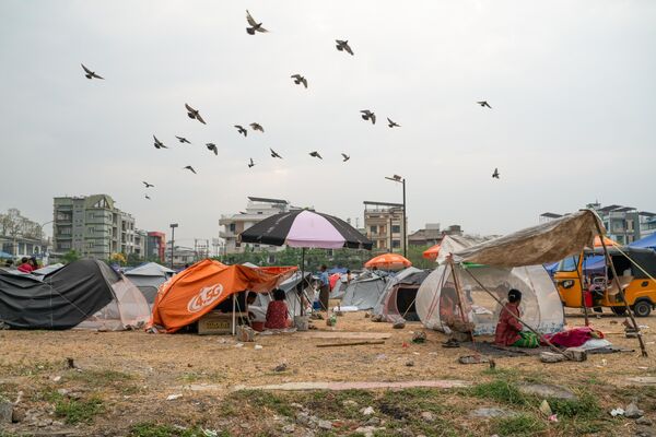 Myanmar’ın Mandalay kentinde yaşanan 7.7 ve 6.4 büyüklüğündeki depremlerin ardından şehir sakinleri, felaketin etkileriyle baş etmeye çalışıyor. Myanmar’ın Mandalay kentinde yaşanan 7.7 ve 6.4 büyüklüğündeki depremlerin ardından şehir sakinleri, felaketin etkileriyle baş etmeye çalışıyor. - Sputnik Türkiye