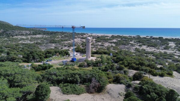 Roma İmparatoru Nero tarafından yaptırılan ve doğal afetler nedeniyle yıkıldıktan sonra 5 yıl önce başlatılan restorasyon çalışmaları tamamlanarak yeniden ayağa kaldırılan Patara Antik Kenti&#x27;ndeki deniz feneri, çevre düzenlemelerinin yapılmasının ardından ziyaretçileriyle buluşacak.  - Sputnik Türkiye