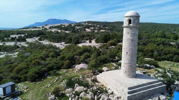 Doğal afetlerin yıktığı, yaklaşık 26 metre uzunluğunda olan deniz fenerinin çevresinde yapılan kazılarda ortaya çıkarılan taşlar, titizlikle işlenerek kulenin üzerine yerleştirildi. - Sputnik Türkiye
