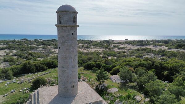 Fenerin 4 metre yüksekliğindeki podyumunun üzerinde yükselen ve üzerinde &quot;Ben imparator Nero. Bu feneri denizcilerin selameti için yaptım.&quot; ifadesinin de yer aldığı yazıt, yunus kabartması ve kubbe bulunan kulede çalışmalar tamamlandı. - Sputnik Türkiye