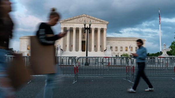 The U.S. Supreme Court building is shown as people walk past, Wednesday, May 4, 2022 in Washington. A draft opinion suggests the U.S. Supreme Court could be poised to overturn the landmark 1973 Roe v. Wade case that legalized abortion nationwide, according to a Politico report released Monday - Sputnik Türkiye
