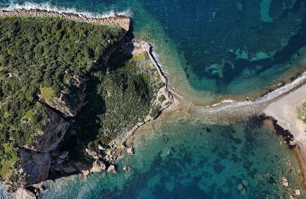 Suların belirli dönemlerde çekilmesiyle birlikte karayla bağlantısı ortaya çıkan ada, ziyaretçilerine yürüyerek ulaşılabilen nadir adalardan biri olma ayrıcalığını sunuyor. - Sputnik Türkiye