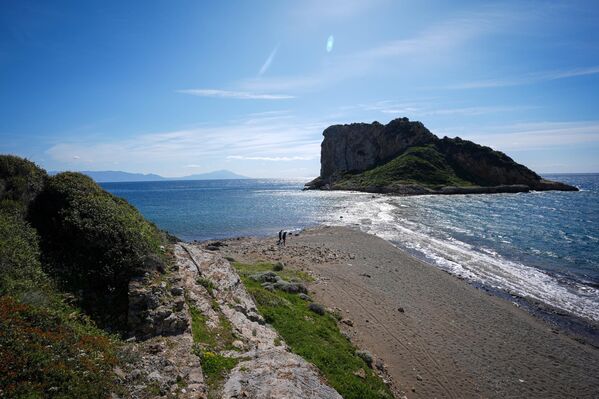 Denizin çekilmesiyle adaya doğru ortaya çıkan doğal yol, ziyaretçilerin deniz ayakkabılarıyla güvenli şekilde yürüyerek ulaşmasını mümkün kılıyor.  - Sputnik Türkiye