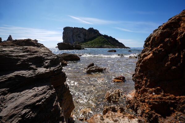 İzmir’in Urla ilçesinde yer alan ve halk arasında "Çıfıt Adası" olarak bilinen doğal güzellik, doğaseverleri cezbediyor. - Sputnik Türkiye