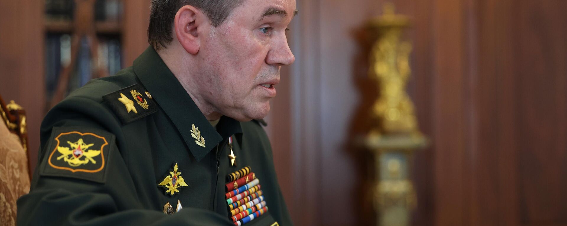 Rusya Devlet Başkanı Putin, Kremlin'de Genelkurmay Başkanı Gerasimov ile bir araya geldi. - Sputnik Türkiye, 1920, 13.06.2025