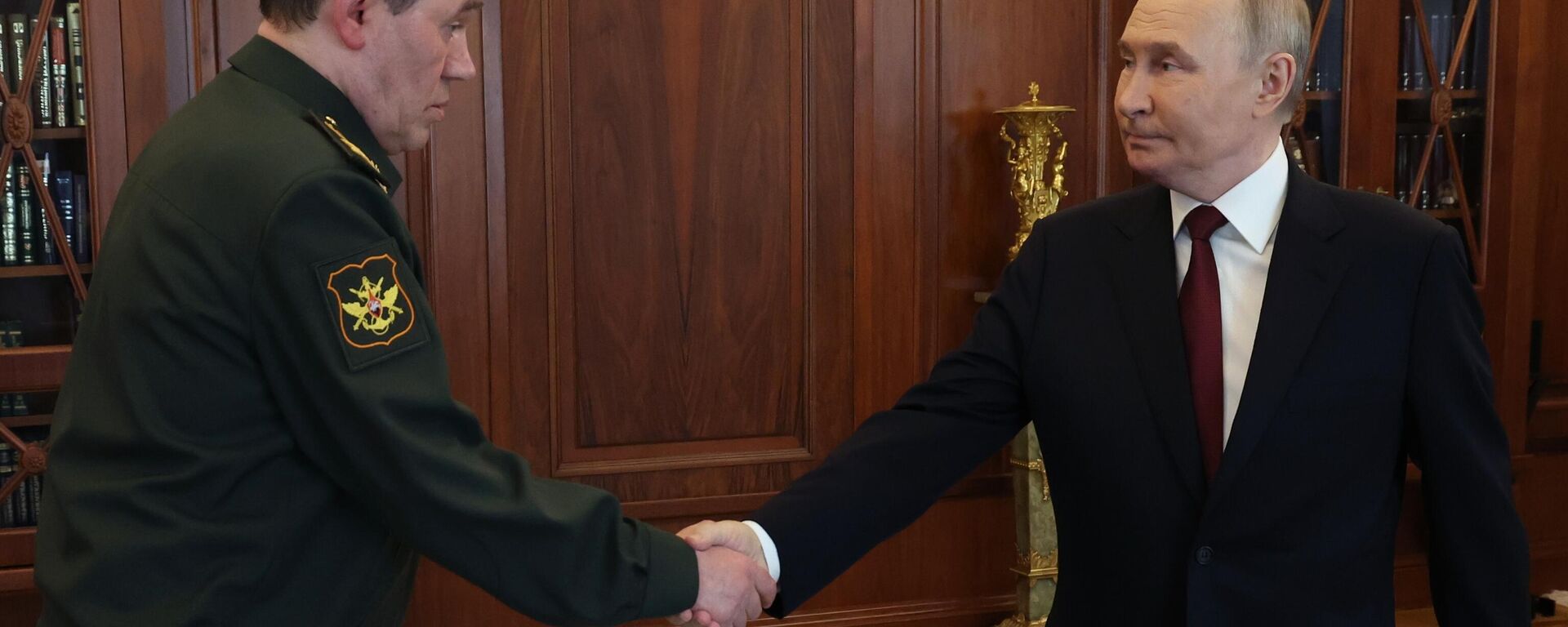 Rusya Devlet Başkanı Putin, Kremlin'de Genelkurmay Başkanı Gerasimov ile bir araya geldi - Sputnik Türkiye, 1920, 19.04.2025