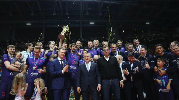 Bakan Bak, Rusya'da voleybol finalini izledi, şampiyon takıma kupasını verdi
 - Sputnik Türkiye