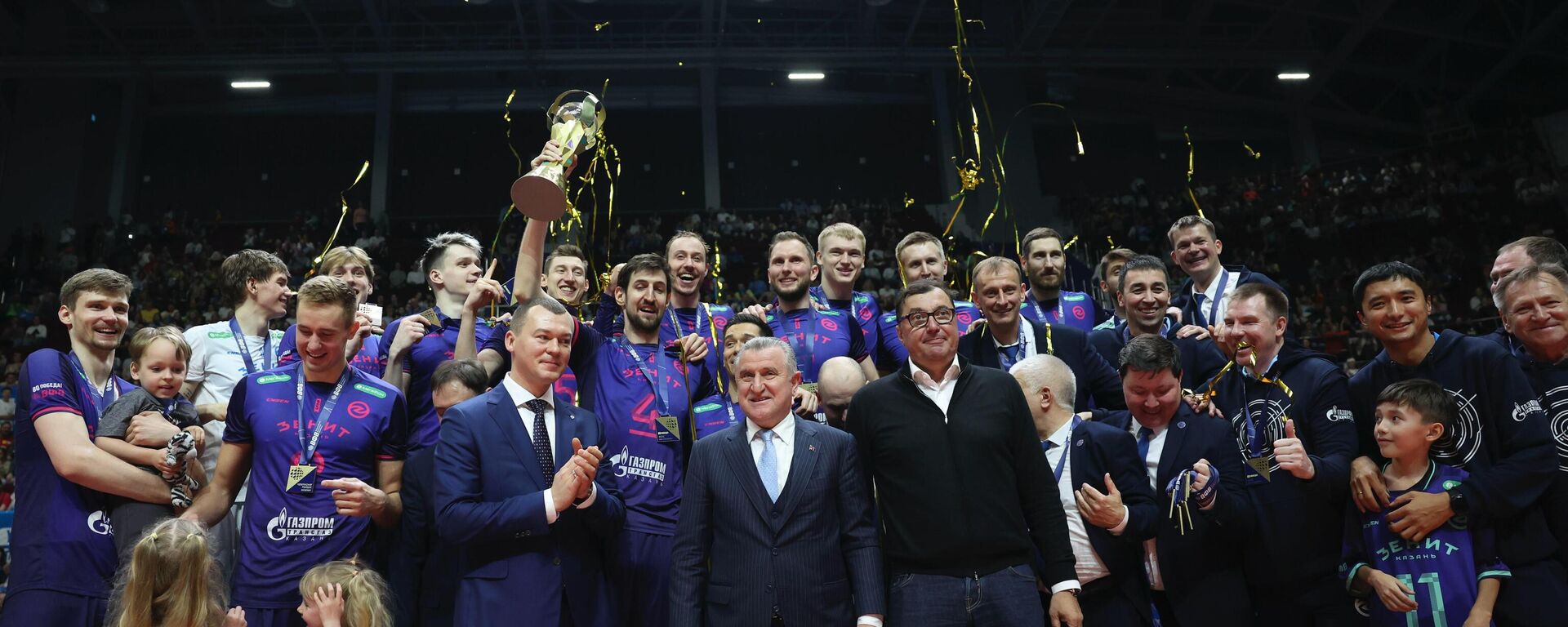 Bakan Bak, Rusya'da voleybol finalini izledi, şampiyon takıma kupasını verdi
 - Sputnik Türkiye, 1920, 19.04.2025