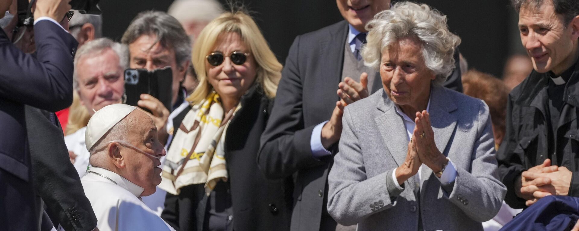 Верующие приветствуют Папу Франциска в конце мессы на площади Святого Петра в Ватикане - Sputnik Türkiye, 1920, 21.04.2025