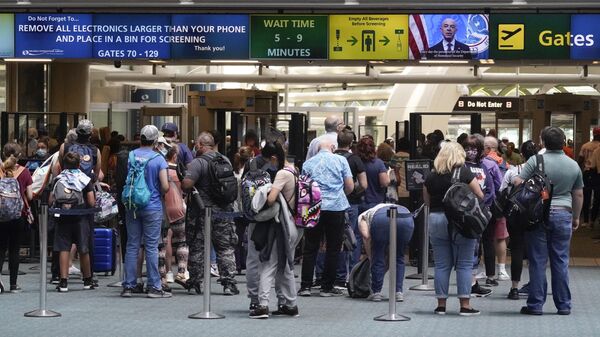 FILE - Travelers line up to go through a TSA checkpoint at Orlando International Airport before the Memorial Day weekend, May 28, 2021, in Orlando, Fla. - Sputnik Türkiye