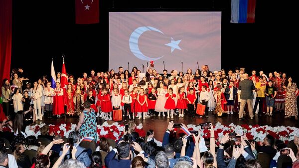Moskova Yunus Emre Enstitüsü Türk Kültür Merkezi ve Moskova Türk Kadınlar Organizasyonu işbirliğinde düzenlenen Uluslararası Çocuk Şenliği - Sputnik Türkiye