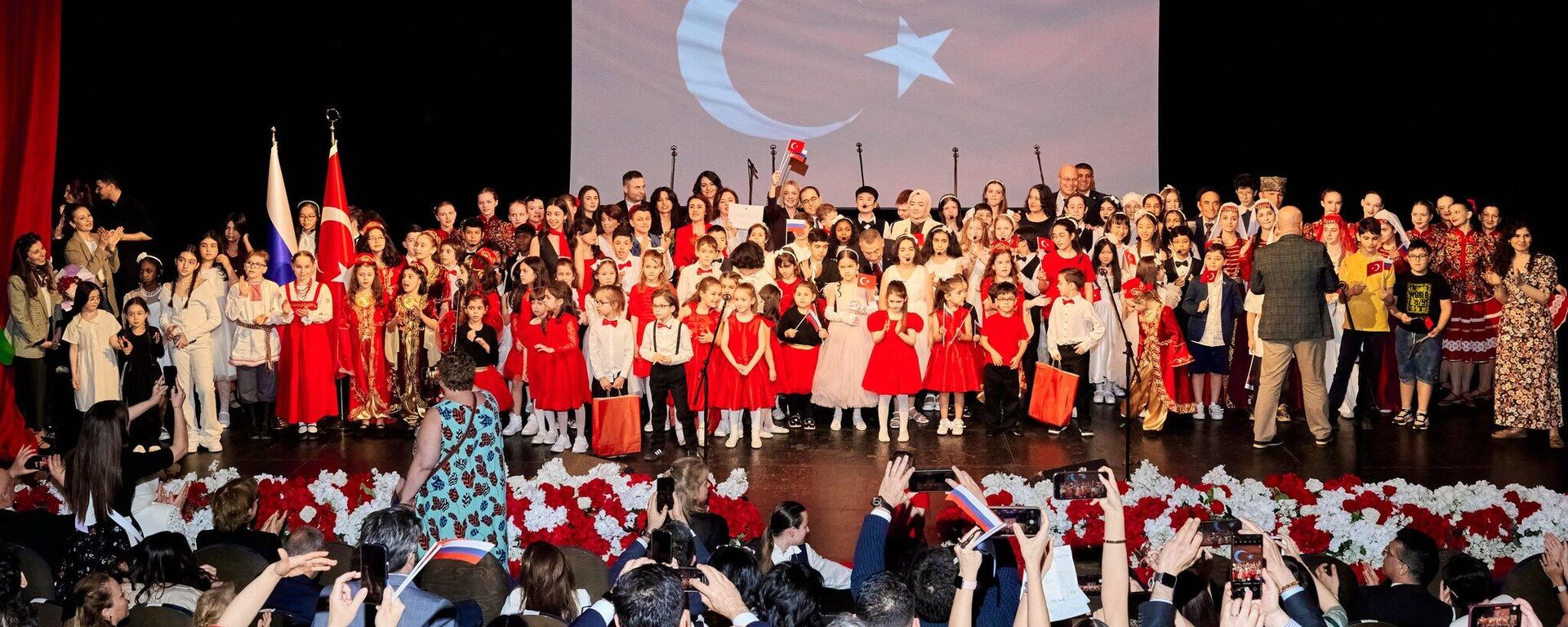 Moskova Yunus Emre Enstitüsü Türk Kültür Merkezi ve Moskova Türk Kadınlar Organizasyonu işbirliğinde düzenlenen Uluslararası Çocuk Şenliği - Sputnik Türkiye, 1920, 22.04.2025