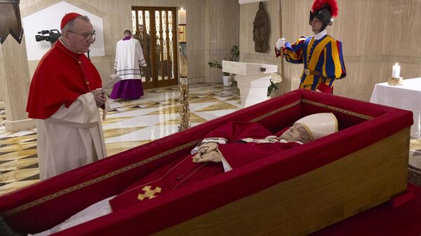 Vatikan, Papa Francis'in tabut içindeki görselini paylaştı - Sputnik Türkiye
