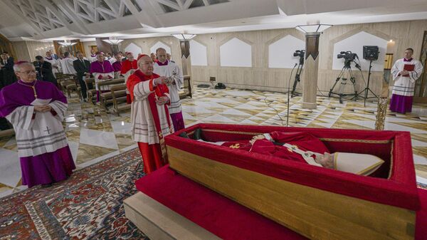 Vatikan, Papa Francis'in tabut içindeki görselini paylaştı - Sputnik Türkiye