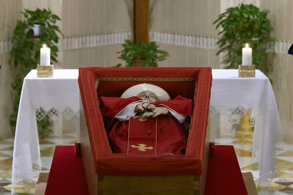 Vatikan&#x27;da 21 Nisan&#x27;da hayatını kaybeden Katoliklerin ruhani lideri ve Vatikan Devlet Başkanı Papa Franciscus&#x27;un naaşı, Aziz Petrus Bazilikası&#x27;na getirilerek taziye ziyaretlerine açıldı. - Sputnik Türkiye