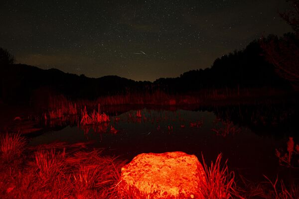 Işık kirliliğinden uzak konumuyla öne çıkan Karagöl’de, gökyüzü tutkunları gece saatlerinde taşların gökyüzünde yanarken bıraktığı izleri keyifle izledi. - Sputnik Türkiye