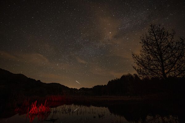 Bu doğa olayı, Dünya&#x27;nın her 415 yılda bir Güneş etrafında dönen Thatcher Kuyruklu Yıldızı’nın ardında bıraktığı toz ve taş parçacıklarının atmosfere girmesiyle oluşuyor. - Sputnik Türkiye