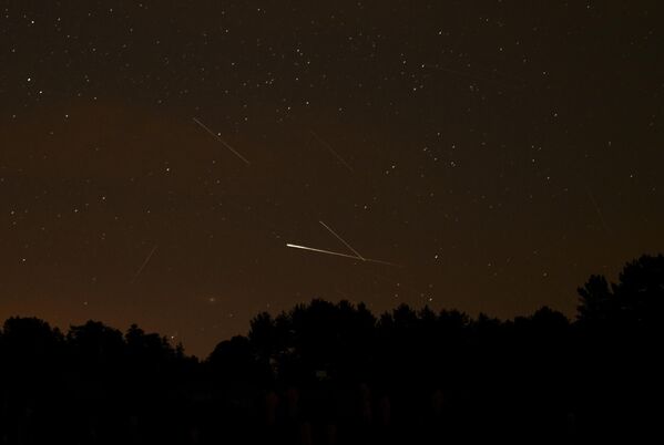 Uzmanlar, Lyrid yağmurunun zirve dönemlerinde saatte ortalama 10-20 meteor gözlenebileceğini belirtiyor. - Sputnik Türkiye