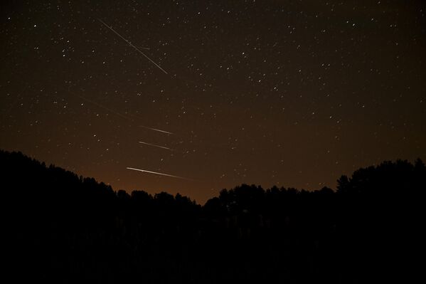 Ancak şehir ışıklarından uzak bölgelerde bu sayı daha da artabiliyor. Ankara gibi büyük şehirlerde bile, Kızılcahamam’daki Karagöl gibi korunaklı alanlar bu görsel şöleni izlemek için ideal koşullar sunuyor. - Sputnik Türkiye