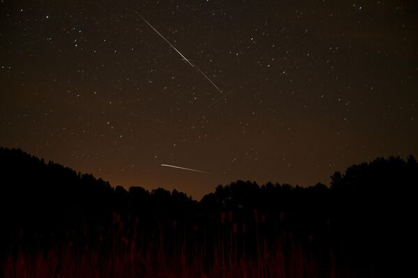 Bu tür gök olayları, sadece görsel bir şölen sunmakla kalmıyor; aynı zamanda doğa ve astronomi meraklıları için eşsiz bir deneyim imkanı da sağlıyor. - Sputnik Türkiye