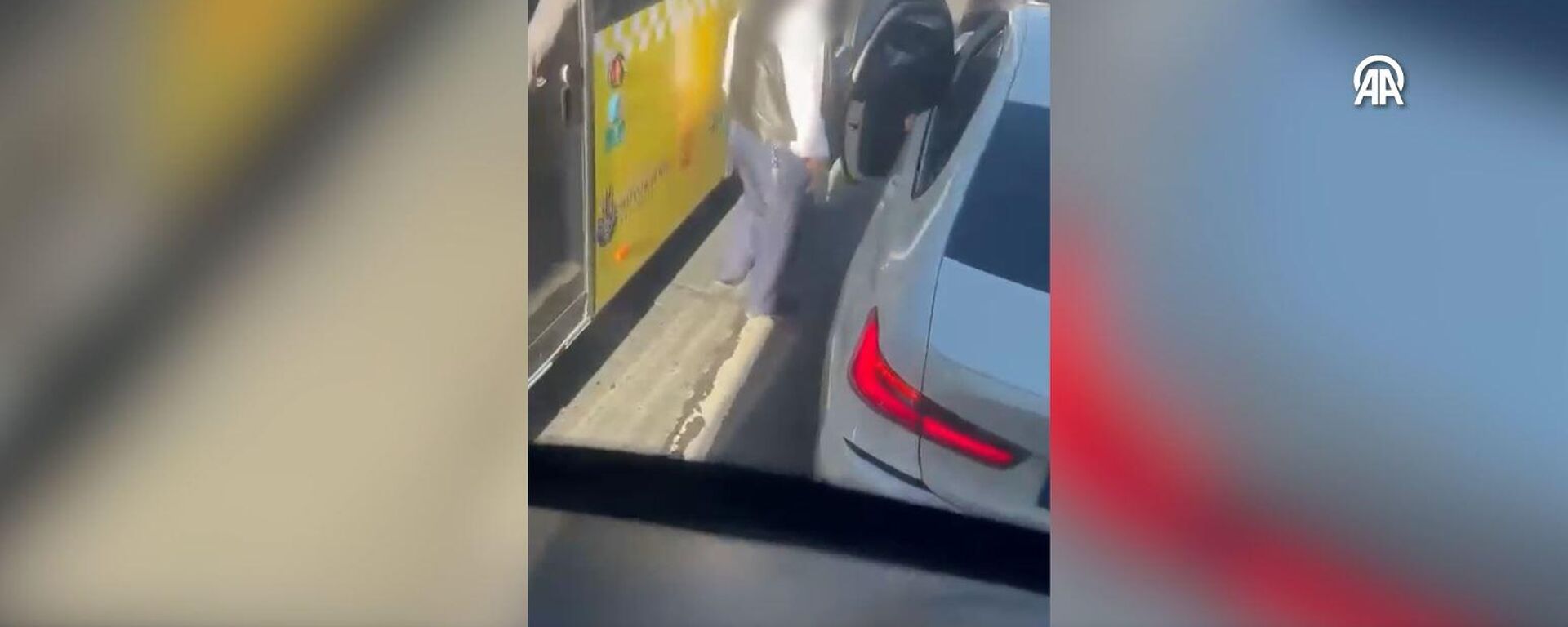 İETT'ye bağlı özel halk otobüsü şoförünün bıçakla tehdidi kamerada - Sputnik Türkiye, 1920, 23.04.2025