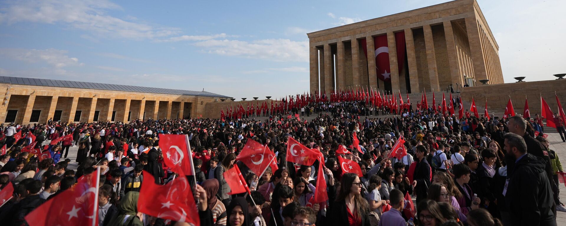 Küçükler 23 Nisan'da Atasını ziyaret etti - Sputnik Türkiye, 1920, 23.04.2025