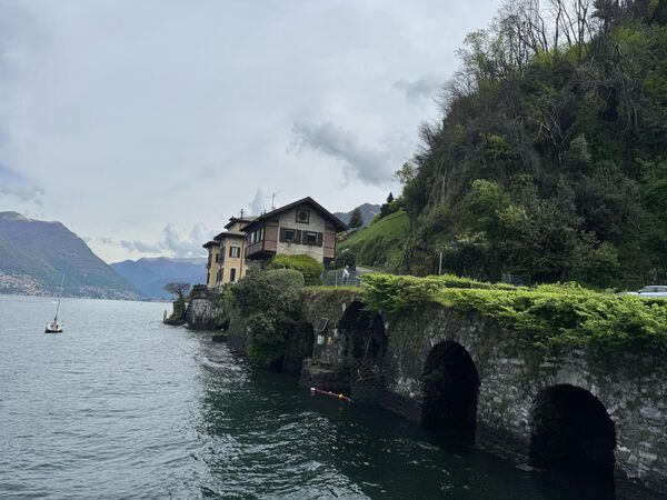 Yaklaşık 47 km uzunluğunda ve 4 km genişliğinde olan göl, ormanlık dağlarla çevrili doğal güzelliğinin yanı sıra çevresine kurulan köy ve kasabalarla da İtalyan mimarisinin örneklerini kıyılarında barındırıyor.  - Sputnik Türkiye
