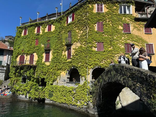 Gökyüzüne uzanan ormanlık dağlarla çevrili bu zarif göl, kıyılarına serpiştirilmiş tarihi köy ve kasabalarla klasik İtalyan mimarisinin en estetik örneklerini bir araya getiriyor. - Sputnik Türkiye