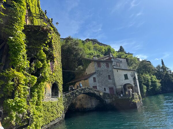 Antik Roma döneminden bu yana aristokratların ve zengin tüccarların gözdesi olan Como Gölü, yüzyıllar boyunca bir inziva ve dinlenme yeri olarak işlev gördü. Günümüzde ise bu gelenek devam ediyor; bölge hâlâ ünlü sanatçılar, yazarlar ve sinema yıldızlarının tercih ettiği huzurlu bir kaçış noktası olmayı sürdürüyor. - Sputnik Türkiye