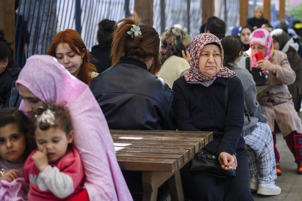 İstanbul'da merkez üssü Silivri açıkları olan 6,2 büyüklüğündeki depremin ardından vatandaşlar sokaklara döküldü. - Sputnik Türkiye